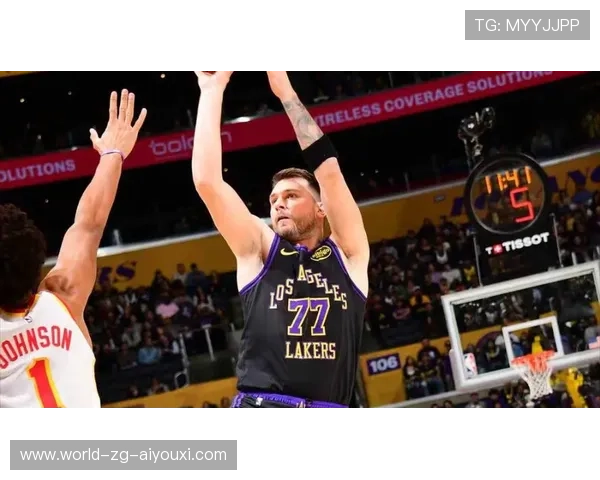 东契奇强攻篮下得手,独行侠追上比分 东契奇强攻篮下得手,独行侠追上比分